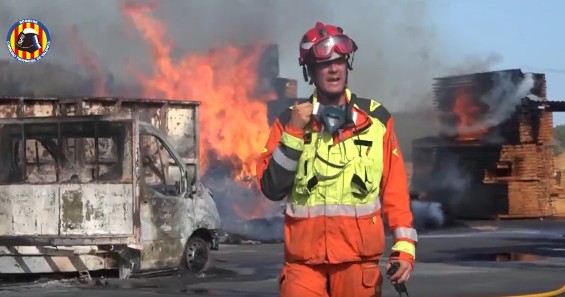 El Consorci de Bombers de Valéncia logra frenar el avance del fuego en el almacén de palés de madera y da el incendio por estabilizado 1 El Consorci de Bombers de Valéncia logra frenar el avance del fuego en el almacén de palés de madera y da el incendio por estabilizado