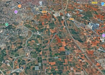 Un incendio de vegetación en Torrent obliga al corte de MetroValencia a mediodía