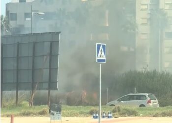 Un incendio en unos solares de Alzira moviliza un dispositivo de bomberos y medios aéreos