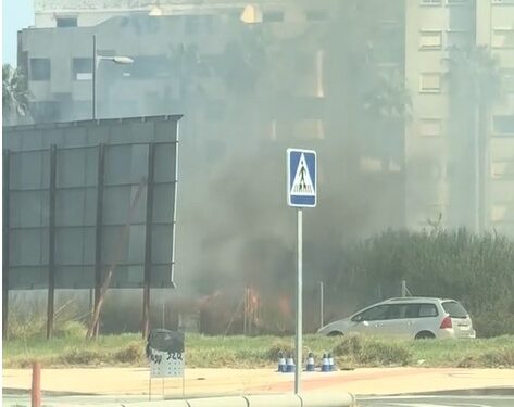 Un incendio en unos solares de Alzira moviliza un dispositivo de bomberos y medios aéreos 1 Un incendio en unos solares de Alzira moviliza un dispositivo de bomberos y medios aéreos