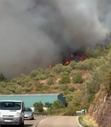El fuego amenaza la Serra Calderona y obliga a evacuar a un millar de personas 3 Captura de pantalla 2026 08 21 182417