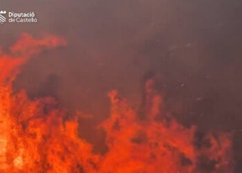 El fuego amenaza el corazón de la Serra Calderona y obliga a evacuar a un millar de personas