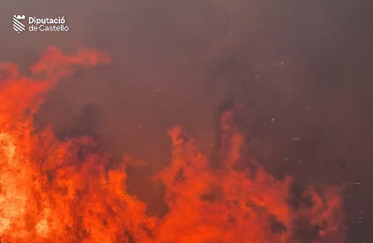 El fuego amenaza el corazón de la Serra Calderona y obliga a evacuar a un millar de personas
