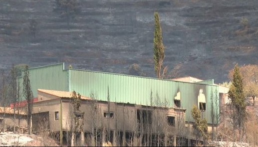 Los esfuerzos de los Bomberos salvan el núcleo urbano de Gátova de las llamas 1 Los esfuerzos de los Bomberos salvan el núcleo urbano de Gátova de las llamas