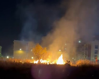 Incendio en el entorno del cuartel de Paterna anoche activó a Emergencias 1 Incendio en el entorno del cuartel de Paterna anoche activó a Emergencias