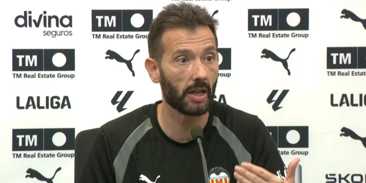 Carlos Corberán apunta a Europa con el Valencia CF: «Deseo levantar un título con el club» 1 Corberan