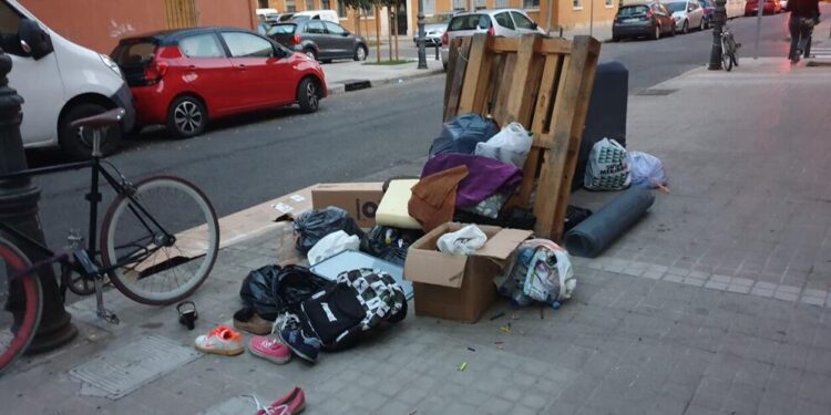 El Ayuntamiento responde a Compromís sobre la tasa de residuos: "El basurazo de Sánchez era obligatorio desde 2022" 1 El cambio de contenedores de Valencia provoca basura en las calles 4