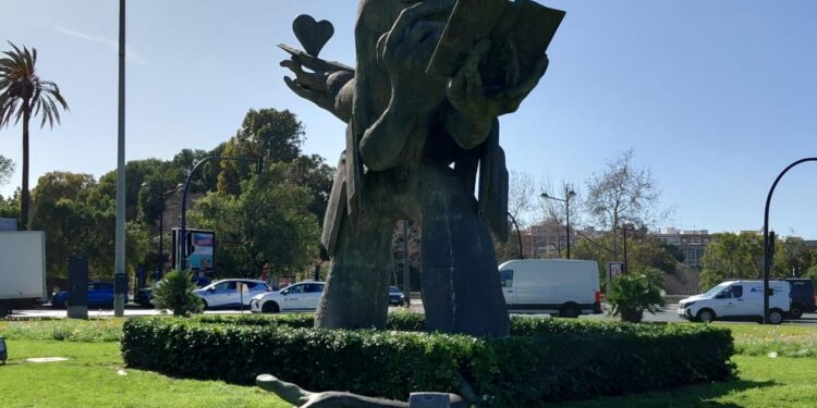 El viento dana la escultura de Ripolles en la Alameda de Valencia 2