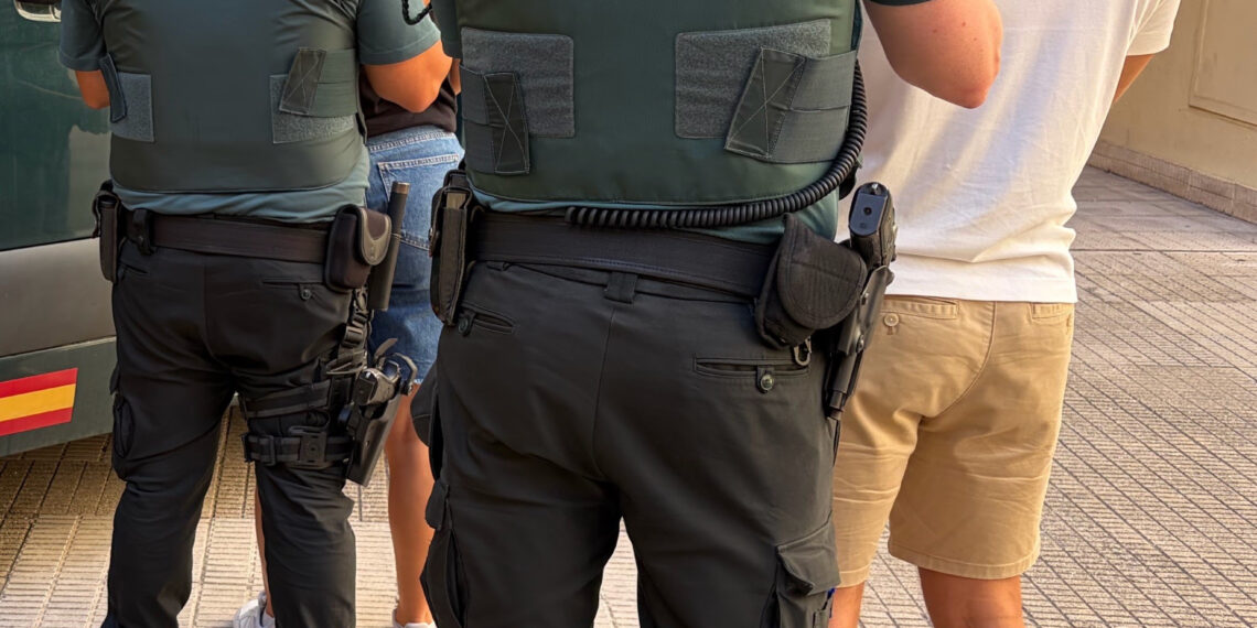 Detenidas dos personas en Oliva tras asaltar a un hombre con la peligrosa técnica del 'mataleón' 1 Detenidas dos personas en Oliva tras asaltar a un hombre con la peligrosa técnica del 'mataleón'