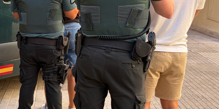 Detenidas dos personas en Oliva tras asaltar a un hombre con la peligrosa técnica del 'mataleón' 1 Detenidas dos personas en Oliva tras asaltar a un hombre con la peligrosa técnica del 'mataleón'