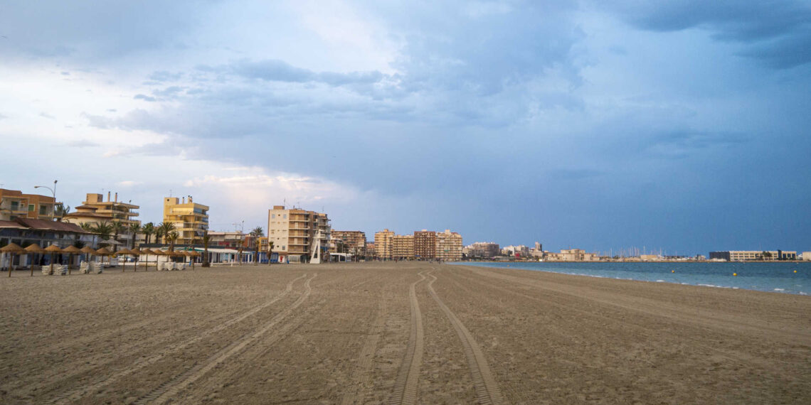 Un hombre de 81 años fallece ahogado en la Gran Playa de Santa Pola tras ser rescatado del agua 1 Un hombre de 81 años fallece ahogado en la Gran Playa de Santa Pola tras ser rescatado del agua