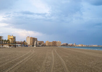 Un hombre de 81 años fallece ahogado en la Gran Playa de Santa Pola tras ser rescatado del agua