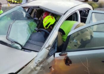 Un hombre resulta atrapado tras salirse de la vía con su vehículo en Chilches