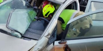 Un hombre resulta atrapado tras salirse de la vía con su vehículo en Chilches