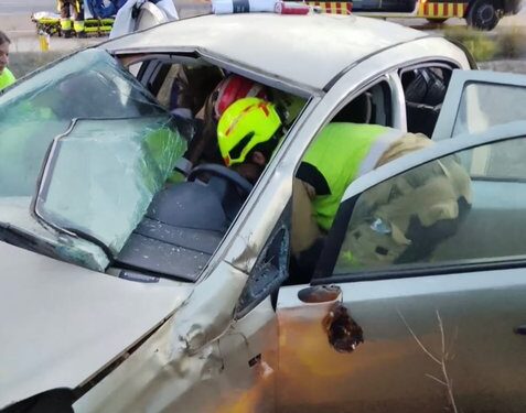 Un hombre resulta atrapado tras salirse de la vía con su vehículo en Chilches