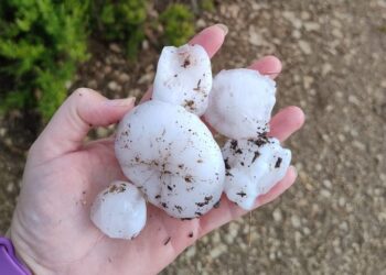 Las fuertes tormentas sacuden el interior de la Comunitat Valénciana y avanzan con intensidad hacia el litoral