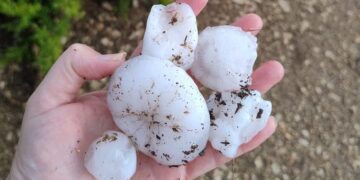 Las fuertes tormentas sacuden el interior de la Comunitat Valénciana y avanzan con intensidad hacia el litoral