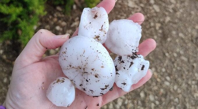Las fuertes tormentas sacuden el interior de la Comunitat Valénciana y avanzan con intensidad hacia el litoral