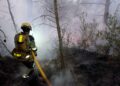 Los bomberos afianzan el perímetro del incendio de La Vall d'Uxó y piden evitar la zona ante la presencia de curiosos e «influencers»