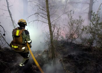 Los bomberos afianzan el perímetro del incendio de La Vall d'Uxó y piden evitar la zona ante la presencia de curiosos e «influencers»