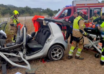Un conductor atrapado tras un grave accidente en la N-225 en La Vall d'Uxó obliga a intervenir a los bomberos 14 Un conductor atrapado tras un grave accidente en la N-225 en La Vall d'Uxó obliga a intervenir a los bomberos