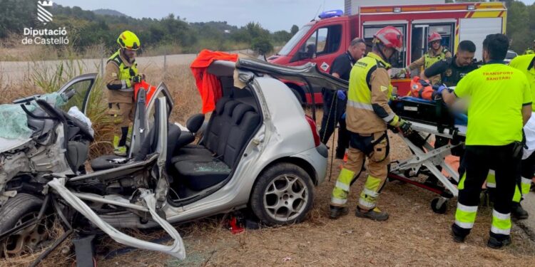 Un conductor atrapado tras un grave accidente en la N-225 en La Vall d'Uxó obliga a intervenir a los bomberos 1 Un conductor atrapado tras un grave accidente en la N-225 en La Vall d'Uxó obliga a intervenir a los bomberos
