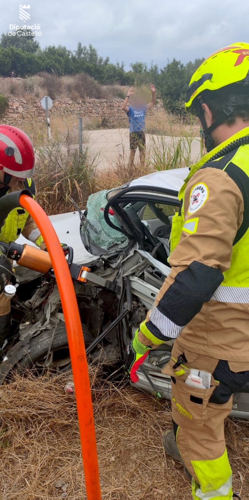 Un conductor atrapado tras un grave accidente en la N-225 en La Vall d'Uxó obliga a intervenir a los bomberos 3 HOz6uhcXcAA69nP