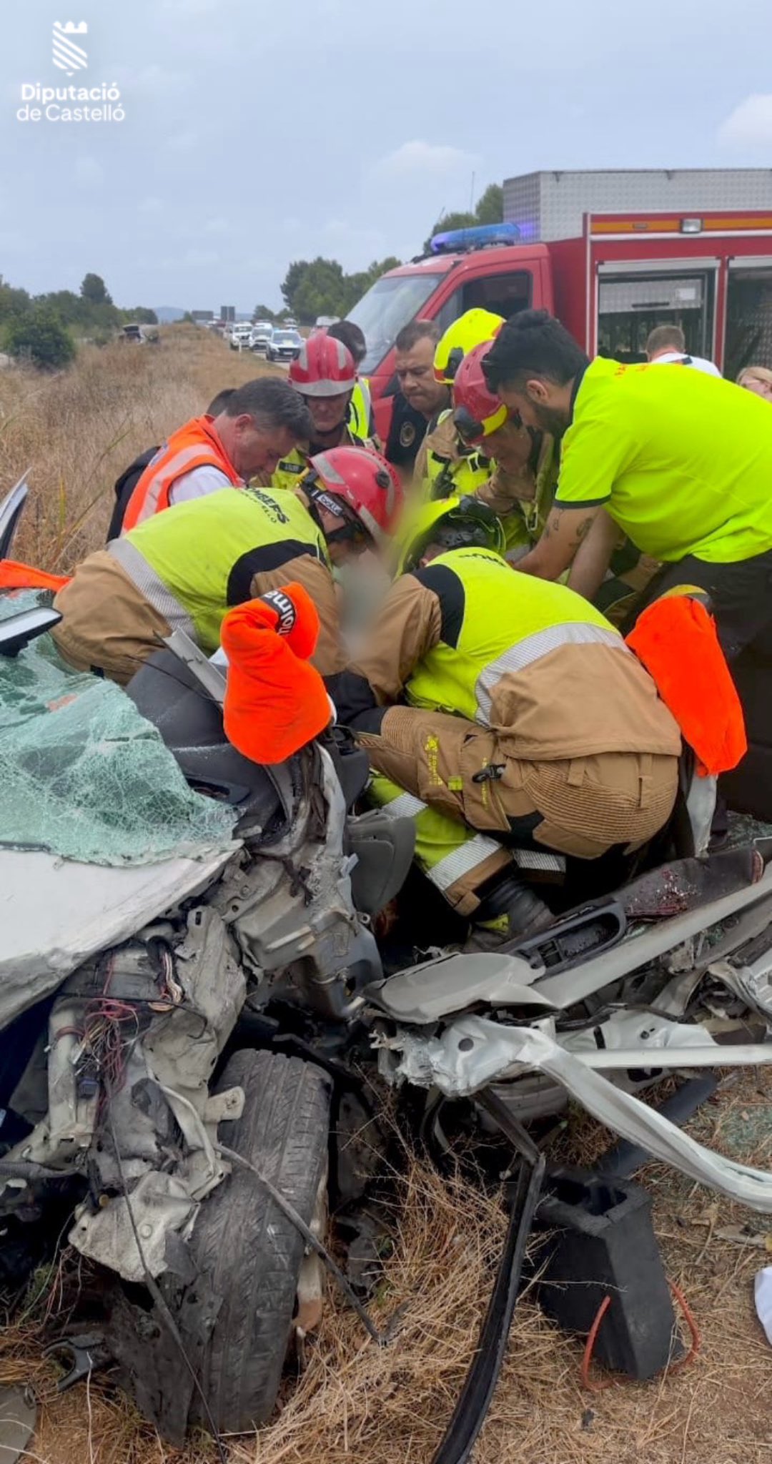 Un conductor atrapado tras un grave accidente en la N-225 en La Vall d'Uxó obliga a intervenir a los bomberos 2 HOz6uhgXsAAmZIb