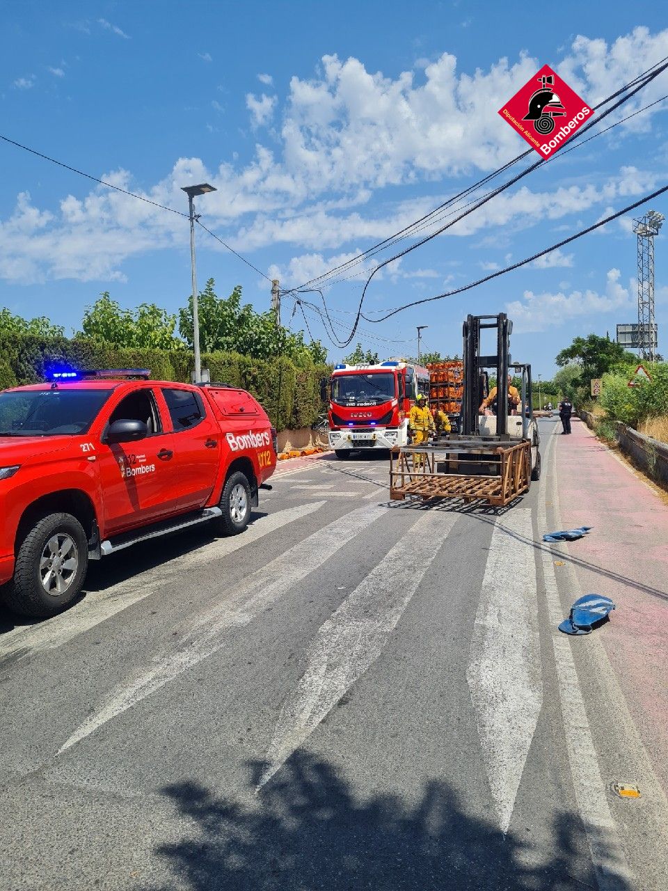 Un camión de bombonas de gas engancha un cable en Benidorm y pierde parte de su carga junto a un camping 2 HP0 2cqXEAAesv3