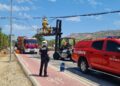 Un camión de bombonas de gas engancha un cable en Benidorm y pierde parte de su carga junto a un camping