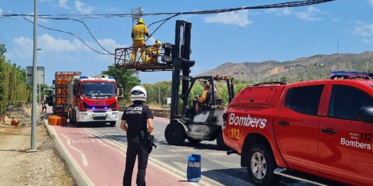 Un camión de bombonas de gas engancha un cable en Benidorm y pierde parte de su carga junto a un camping 1 Un camión de bombonas de gas engancha un cable en Benidorm y pierde parte de su carga junto a un camping
