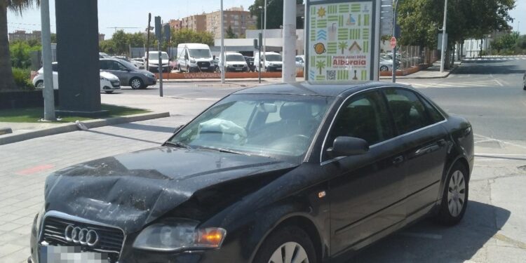 Un conductor sin carnet provoca un accidente en la Av. de la Orchata de Alboraya