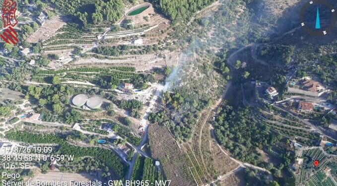 ÚLTIMA HORA | Un incendio forestal en Pego moviliza a varios medios aéreos y terrestres