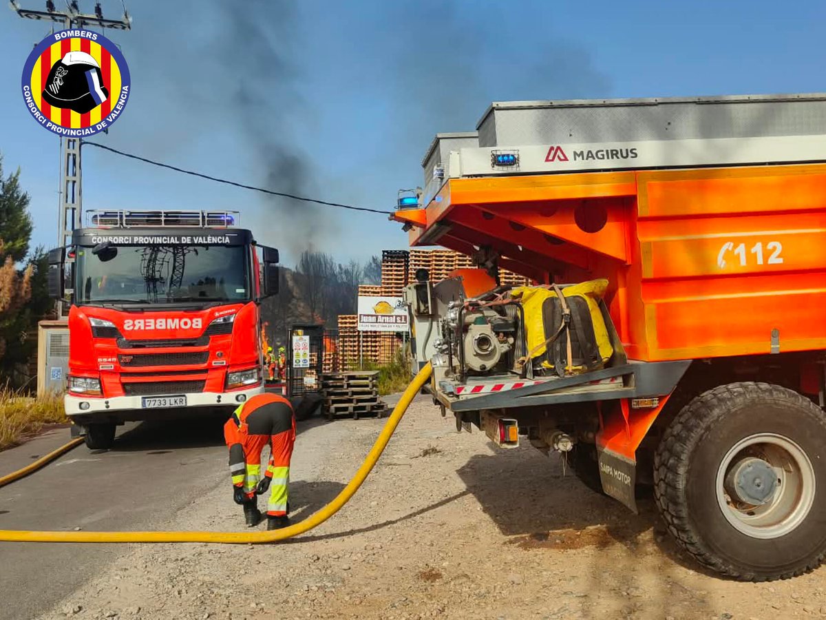 El Consorci de Bombers de Valéncia logra frenar el avance del fuego en el almacén de palés de madera y da el incendio por estabilizado 3 HP8UMaAXkAAkyXc