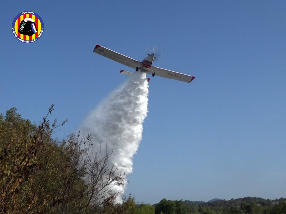 El Consorci de Bombers de Valéncia logra frenar el avance del fuego en el almacén de palés de madera y da el incendio por estabilizado 2 HP8UMaEXUAAuoYM