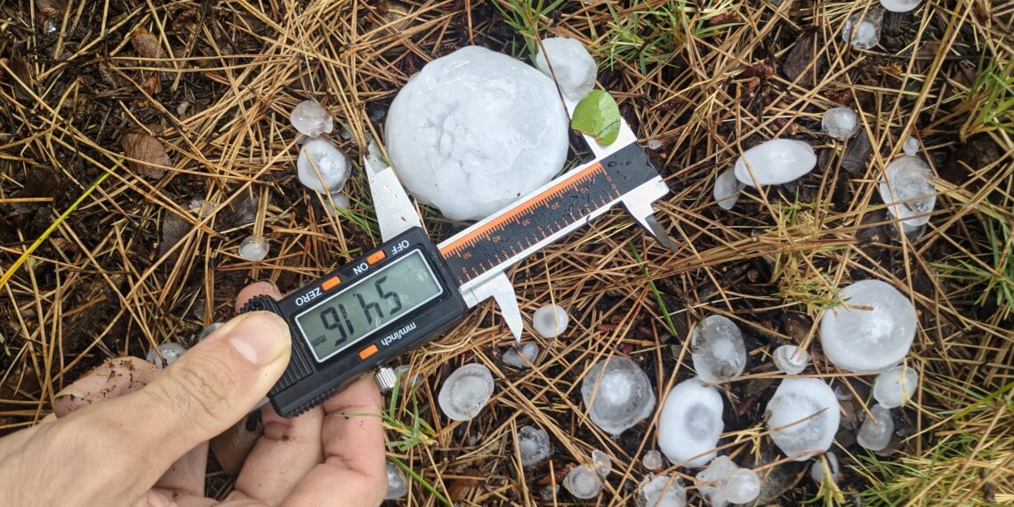 Una severa granizada azota Utiel, Dos Aguas, Buñol y El Rincón de ademuz y desata la alarma en el interior de Valencia