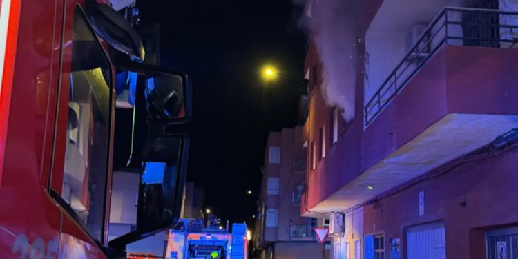 Un muerto y tres evacuados en el incendio de una vivienda en Alberic 1 Un muerto y tres evacuados en el incendio de una vivienda en Alberic