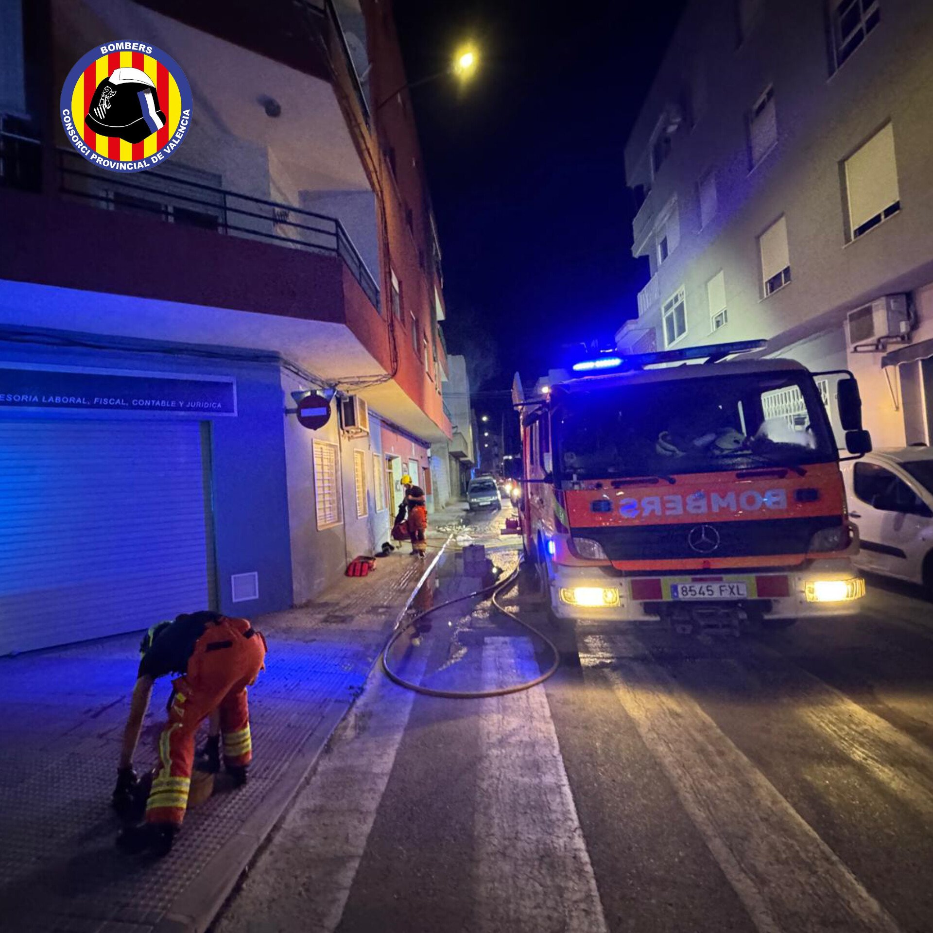 Un muerto y tres evacuados en el incendio de una vivienda en Alberic 3 HPGr8 2XcAA8c66