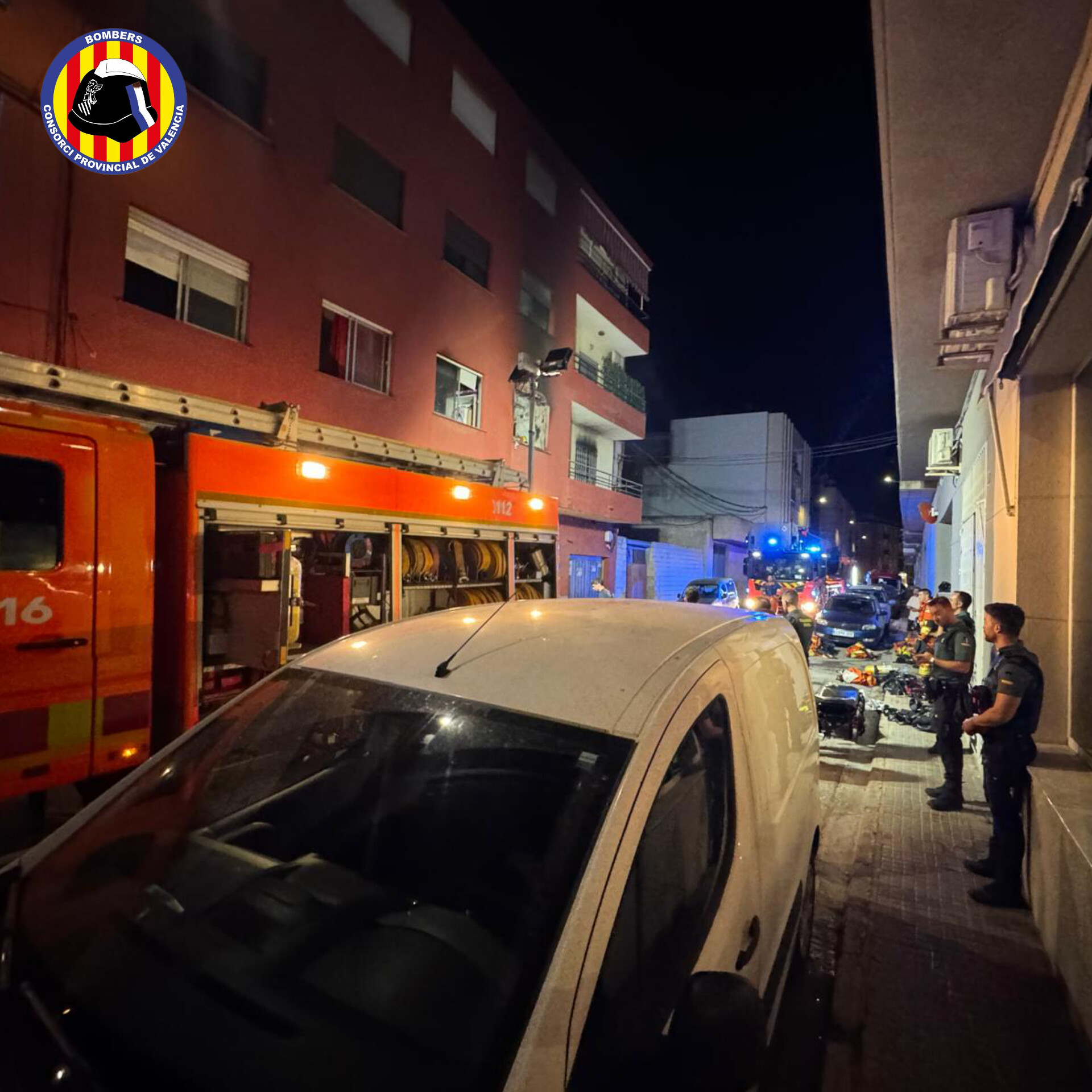 Un muerto y tres evacuados en el incendio de una vivienda en Alberic 2 HPGr8 zXMAAeE9e