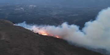 La lluvia obliga a retirar medios aéreos en el incendio Tírig mientras se intensifica el despliegue terrestre