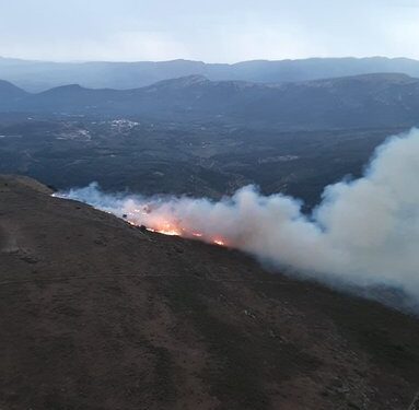 La lluvia obliga a retirar medios aéreos en el incendio Tírig mientras se intensifica el despliegue terrestre