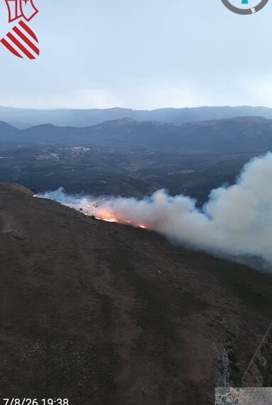 La lluvia obliga a retirar medios aéreos en el incendio Tírig mientras se intensifica el despliegue terrestre en Culla 1 La lluvia obliga a retirar medios aéreos en el incendio Tírig mientras se intensifica el despliegue terrestre