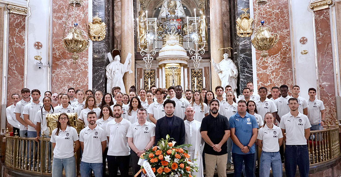 El Valencia CF masculino y femenino rinden tributo a la Mare de Deu dels Desamparats 1 El Valencia CF masculino y femenino rinden tributo a la Mare de Deu dels Desamparats