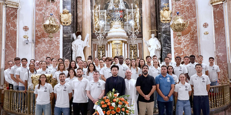 El Valencia CF masculino y femenino rinden tributo a la Mare de Deu dels Desamparats