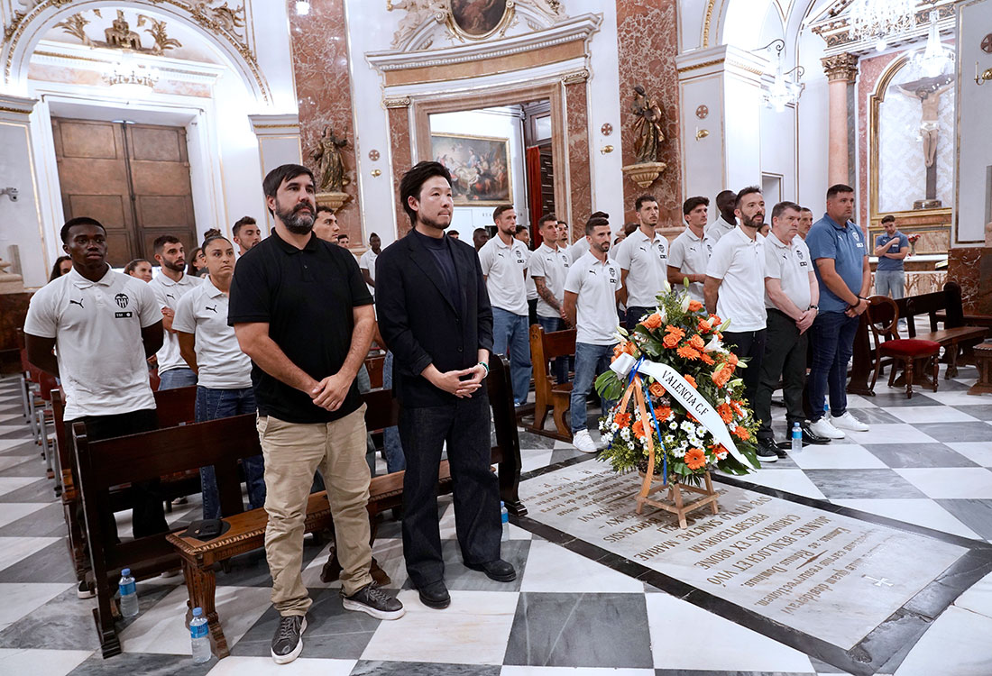 El Valencia CF masculino y femenino rinden tributo a la Mare de Deu dels Desamparats 2