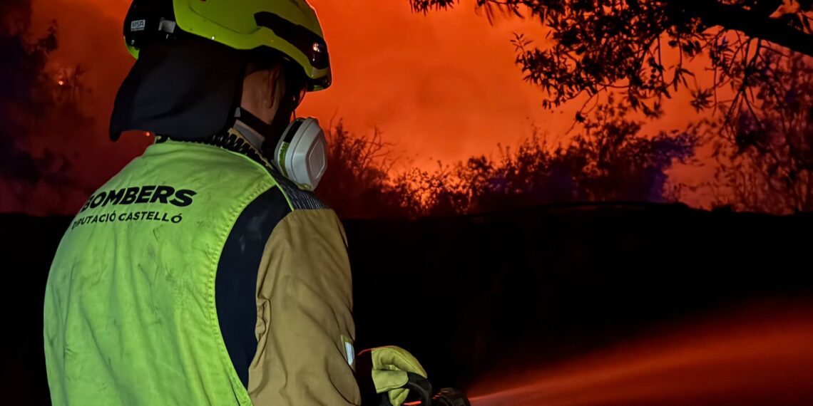 Un amplio despliegue de medios de emergencia y la UME se moviliza para combatir el virulento incendio de Sierra Engarcerán