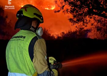 Un amplio despliegue de medios de emergencia y la UME se moviliza para combatir el virulento incendio de Sierra Engarcerán