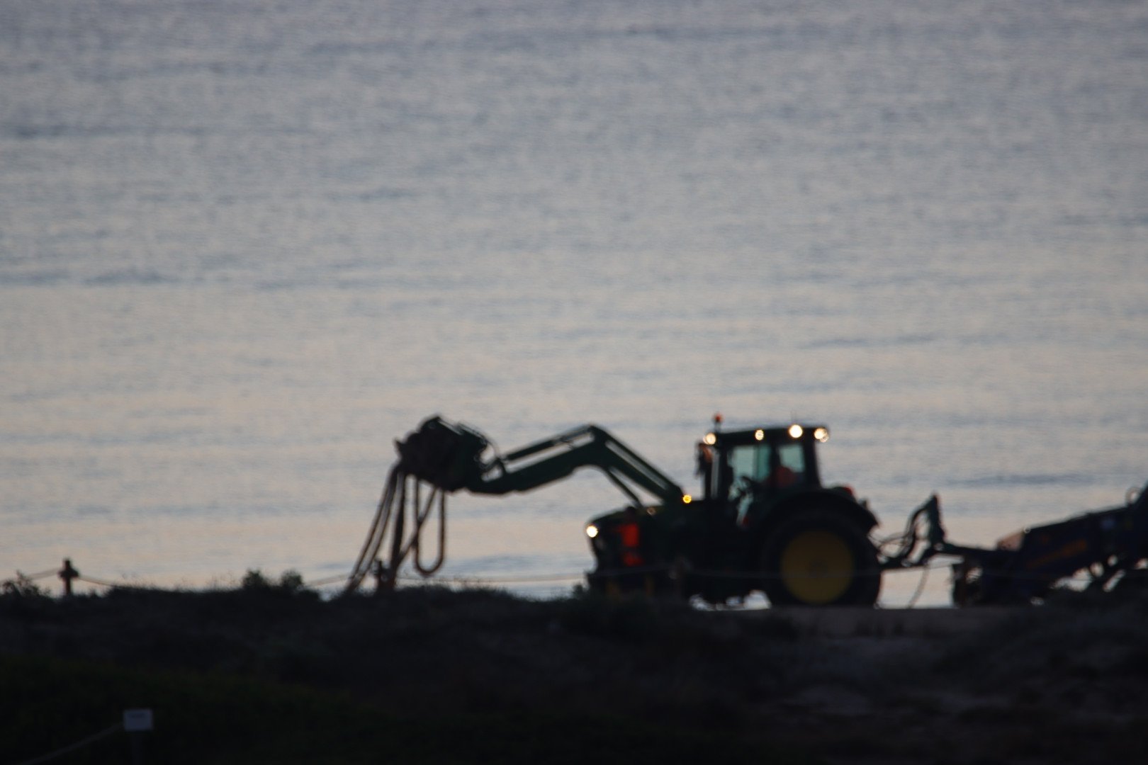 Denuncian la aparición de restos de maroma portuaria en la Playa de la Garrofera 2 HPMULwpXEAAGCsB