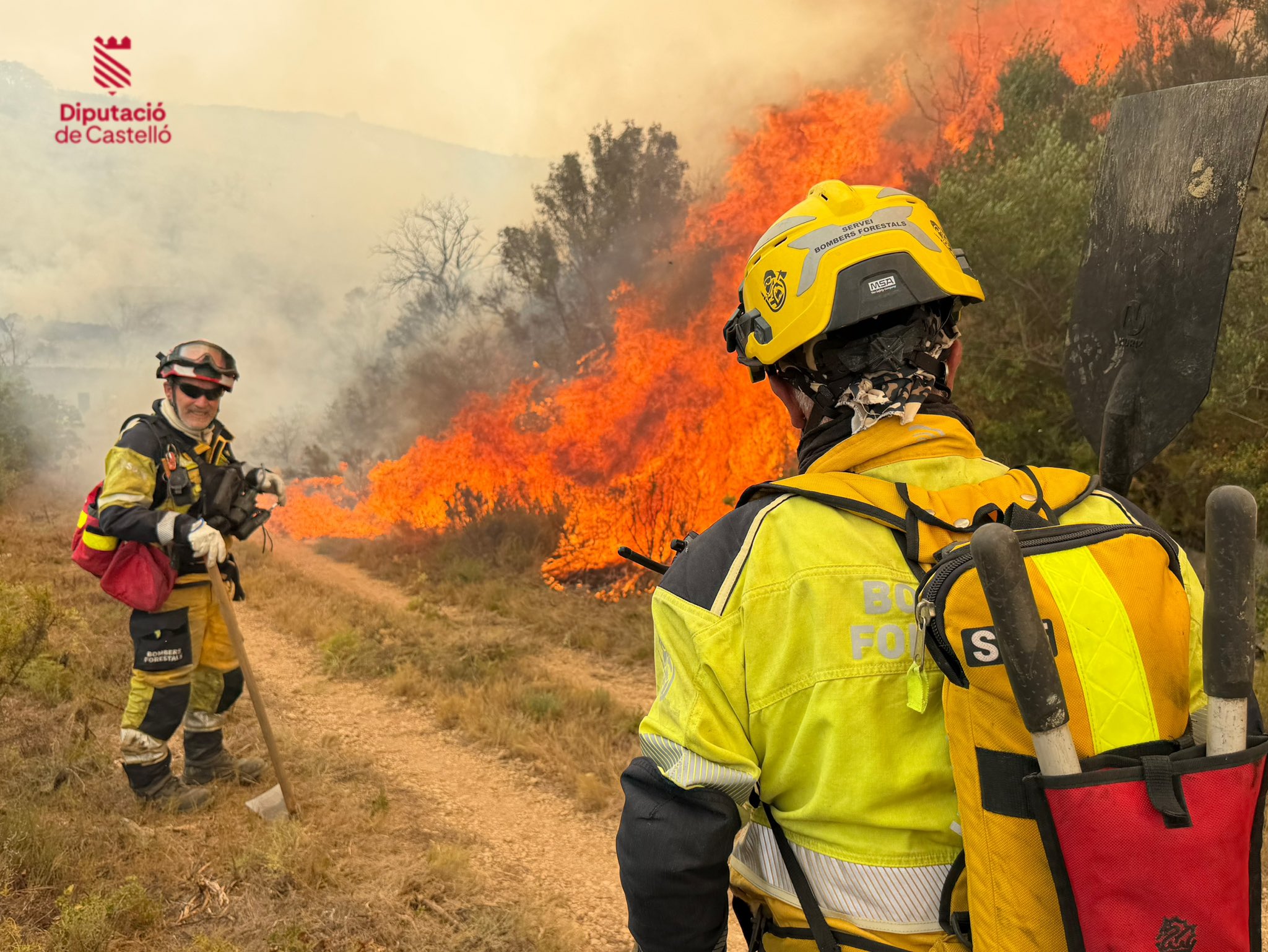 El dispositivo de extinción intensifica los trabajos en el incendio de Tírig tras lograr estabilizar el fuego de Culla 3 HPNBQZ0WMAAstlE