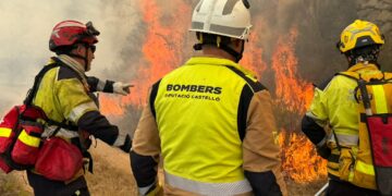 El dispositivo de extinción intensifica los trabajos en el incendio de Tírig tras lograr estabilizar el fuego de Culla